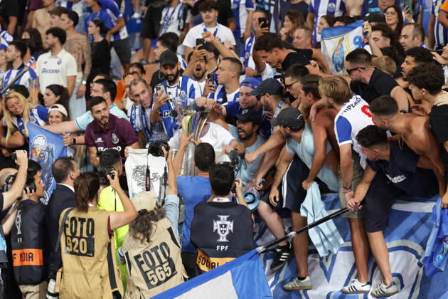 Supertaça Portugal Estadio Cidade de Coimbra, August 01, 2026, Coimbra v.l. Goalkeeper Diogo Costa (FC Porto) entrega a Taca aos adeptos Coimbra Estádio Cidade de Coimbra Coimbra Portugal Copyright: xFernandoxSoaresx