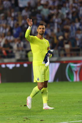 Supertaça Portugal Estadio Cidade de Coimbra, August 01, 2026, Coimbra v.l. Goalkeeper Diogo Costa (FC Porto) bedankt sich bei den Fans Coimbra Estádio Cidade de Coimbra Coimbra Portugal Copyright: xFernandoxSoaresx