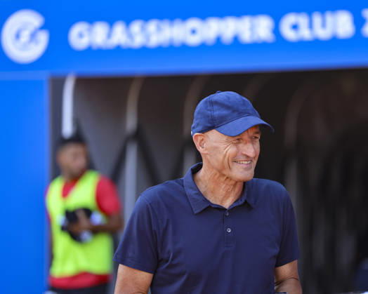 2. August 2026, Fussball, Brack Super League 2026 27, Runde 2, Grasshopper Club Zürich gegen FC Lugano, Stadion Letzigrund, Zürich, Schweiz Peter Zeidler (Trainer, GC Zürich) gut gelaunt beim Spielbeginn Photo: Urs Ottiger Zürich Stadion Letzigrund Zürich Switzerland