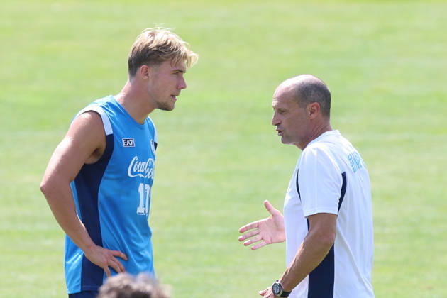 SSC Napoli Training Session Massimiliano Allegri, coach of Napoli, and Rasmus Hojlund of Napoli during a training session on Day of the preseason camp of SSC Napoli at stadio Patini in Castel di Sangro, Italy, on August 2, 2025. Castel di Sangro Italy  Copyright: xCiroxDexLucax originalFilename:deluca-sscnapol260802_npiCF