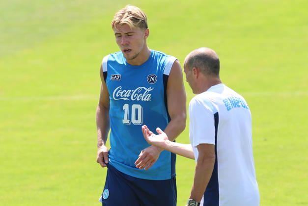 SSC Napoli Training Session Massimiliano Allegri, coach of Napoli, and Rasmus Hojlund of Napoli during a training session on Day of the preseason camp of SSC Napoli at stadio Patini in Castel di Sangro, Italy, on August 2, 2025. Castel di Sangro Italy  Copyright: xCiroxDexLucax originalFilename:deluca-sscnapol260802_npYX6