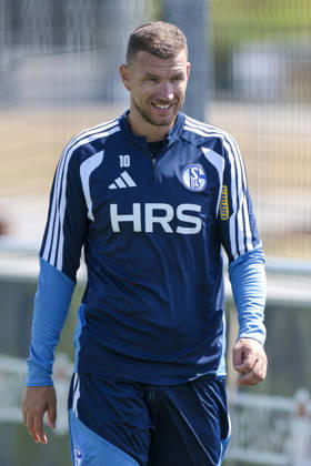 04.08.2026, Fussball, Training des FC Schalke 04. Edin Dzeko (FC Schalke 04). Gelsenkirchen Trainingsgelände FC Schalke 04 NRW Deutschland xRHR-FOTO YYx Copyright: RHR-FOTOx RHR-FOTO YY