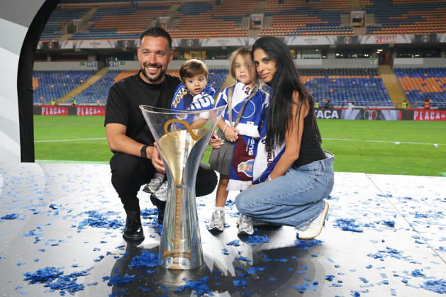 Supertaça Portugal Estadio Cidade de Coimbra, August 01, 2026, Coimbra v.l. The FC Porto team celebrates the 2026 Portuguese Super Cup, Coach Francesco Farioli (FC Porto) Coimbra Estádio Cidade de Coimbra Coimbra Portugal Copyright: xFernandoxSoaresx