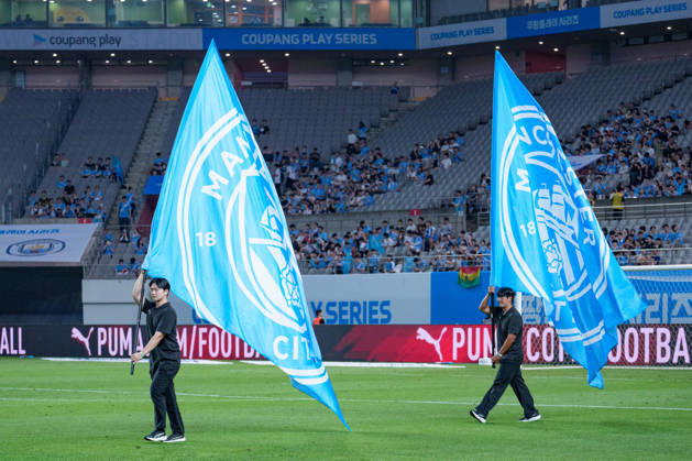 2026 2026 Coupang Play Series football match ( Team K League vs Manchester City FC - 2026 08 05 ) SEOUL, SOUTH KOREA, AUGUST 05: Two giant Manchester City flags are carried into the stadium during the 2026 Coupang Play Series football match match between Team K League and Manchester City FC at the Seoul World Cup Stadium in Seoul, South Korea, on August 05, 2026. Seoul Seoul World Cup Stadium South Korea 8284_287521 Copyright: xStevexChoxKyewoong PentaxPressx