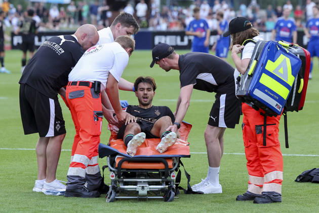 Jens Castrop (Borussia Moenchengladbach) liegt verletzt auf einer Trage und wird anschliessend in ein Krankenhaus gebracht waehrend des Freundschaftsspiels zwischen dem FC Rottach-Egern und Borussia Moenchengladbach, Stadion Birkenmoos am 05. August 2026 in Rottach-Egern, Deutschland. (Foto von Marco Steinbrenner DeFodi Images) +++ Jens Castrop (Borussia Moenchengladbach) is lying injured on a stretcher and is then taken to hospital during the Friendly match between FC Rottach-Egern and Borussia Moenchengladbach at Stadion Birkenmoos on August 5, 2026 in Rottach-Egern, Germany. (Photo by Marco Steinbrenner DeFodi Images) (Photo by Marco Steinbrenner DeFodi Images) -