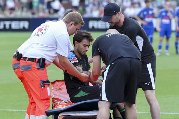 Jens Castrop (Borussia Moenchengladbach) sitzt verletzt auf einer Trage und wird anschliessend in ein Krankenhaus gebracht waehrend des Freundschaftsspiels zwischen dem FC Rottach-Egern und Borussia Moenchengladbach, Stadion Birkenmoos am 05. August 2026 in Rottach-Egern, Deutschland. (Foto von Marco Steinbrenner DeFodi Images) +++ Jens Castrop (Borussia Moenchengladbach) is sitting on a stretcher, injured, and is then taken to hospital during the Friendly match between FC Rottach-Egern and Borussia Moenchengladbach at Stadion Birkenmoos on August 5, 2026 in Rottach-Egern, Germany. (Photo by Marco Steinbrenner DeFodi Images) (Photo by Marco Steinbrenner DeFodi Images) -