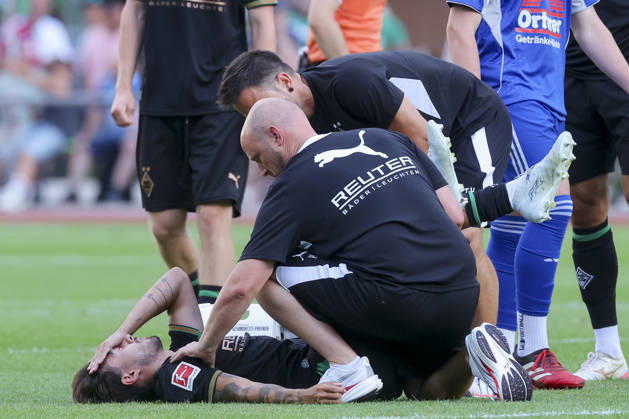 Jens Castrop (Borussia Moenchengladbach) liegt verletzt auf dem Rasen und wird anschliessen in ein Krankenhaus gebracht waehrend des Freundschaftsspiels zwischen dem FC Rottach-Egern und Borussia Moenchengladbach, Stadion Birkenmoos am 05. August 2026 in Rottach-Egern, Deutschland. (Foto von Marco Steinbrenner DeFodi Images) +++ Jens Castrop (Borussia Moenchengladbach) is lying injured on the pitch and will subsequently be taken to hospital during the Friendly match between FC Rottach-Egern and Borussia Moenchengladbach at Stadion Birkenmoos on August 5, 2026 in Rottach-Egern, Germany. (Photo by Marco Steinbrenner DeFodi Images) (Photo by Marco Steinbrenner DeFodi Images) -