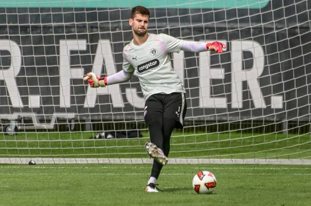 Ben Voll ( Pauli ) am Ball Deutschland , Hamburg , Trainingsgelände an der Kollaustrasse , Fussball , 2. Bundesliga , FC St Pauli