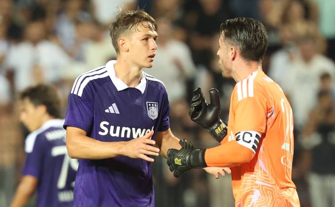 Anderlecht s Danylo Sikan and Anderlecht s goalkeeper Colin Coosemans pictured during a game between Belgian first division soccer team RSC Anderlecht and Greek club Paok, in Thessaloniki, Greece, on Thursday 06 August 2026. This is the first leg of a third qualifying round of the UEFA Europa League competition. VIRGINIExLEFOUR x182860540x