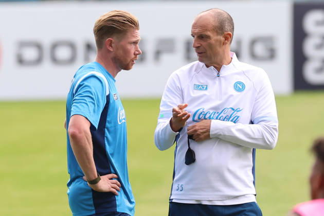 SSC Napoli Training Session Kevin De Bruyne of Napoli and coach Massimiliano Allegri during a training session on Day of the preseason camp of SSC Napoli at stadio Patini in Castel di Sangro, Italy, on August 7, 2025. Castel di Sangro Abruzzo Italy Copyright: xCiroxDexLucax originalFilename:deluca-sscnapol260807_np6lo