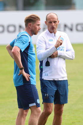 SSC Napoli Training Session Kevin De Bruyne of Napoli and coach Massimiliano Allegri during a training session on Day of the preseason camp of SSC Napoli at stadio Patini in Castel di Sangro, Italy, on August 7, 2025. Castel di Sangro Abruzzo Italy Copyright: xCiroxDexLucax originalFilename:deluca-sscnapol260807_npJ41