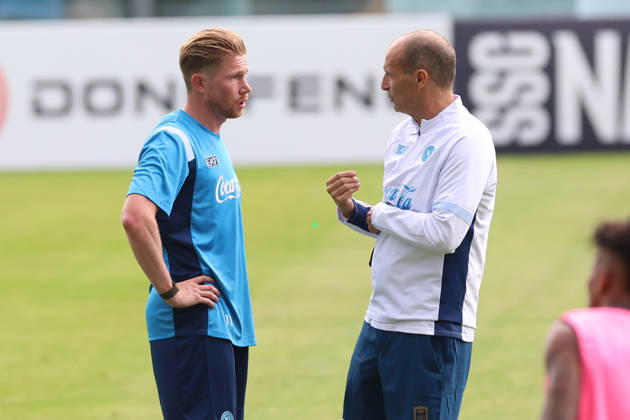 SSC Napoli Training Session Kevin De Bruyne of Napoli and coach Massimiliano Allegri during a training session on Day of the preseason camp of SSC Napoli at stadio Patini in Castel di Sangro, Italy, on August 7, 2025. Castel di Sangro Abruzzo Italy Copyright: xCiroxDexLucax originalFilename:deluca-sscnapol260807_npQfv