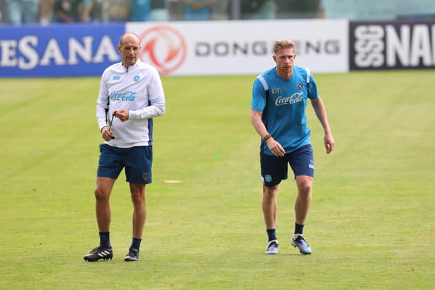 SSC Napoli Training Session Kevin De Bruyne of Napoli and coach Massimiliano Allegri during a training session on Day of the preseason camp of SSC Napoli at stadio Patini in Castel di Sangro, Italy, on August 7, 2025. Castel di Sangro Abruzzo Italy Copyright: xCiroxDexLucax originalFilename:deluca-sscnapol260807_npZF4