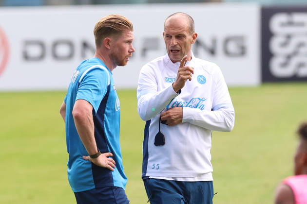 SSC Napoli Training Session Kevin De Bruyne of Napoli and coach Massimiliano Allegri during a training session on Day of the preseason camp of SSC Napoli at stadio Patini in Castel di Sangro, Italy, on August 7, 2025. Castel di Sangro Abruzzo Italy Copyright: xCiroxDexLucax originalFilename:deluca-sscnapol260807_npJlp
