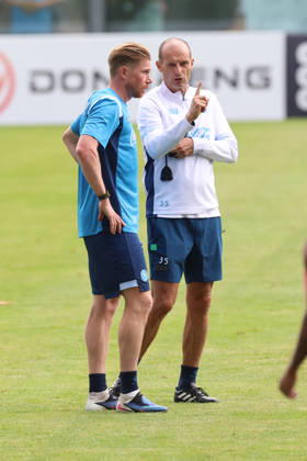 SSC Napoli Training Session Kevin De Bruyne of Napoli and coach Massimiliano Allegri during a training session on Day of the preseason camp of SSC Napoli at stadio Patini in Castel di Sangro, Italy, on August 7, 2025. Castel di Sangro Abruzzo Italy Copyright: xCiroxDexLucax originalFilename:deluca-sscnapol260807_npKKx