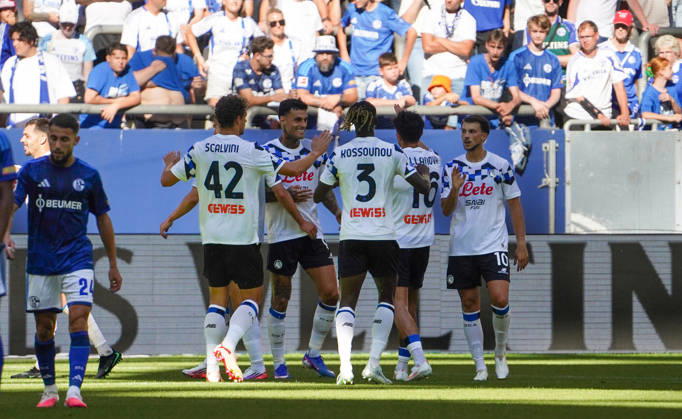 Deutschland: Fussball Testspiel Vereine 2026 2027, Freundschaftsspiel FC Schalke 04 vs Atalanta BC VELTINS-Arena (Gelsenkirchen): Tor und Torjubel zum Lazar Samardžić Lazar Samardzic (Atalanta, 10) Copyright: xAymanxAlahmedx
