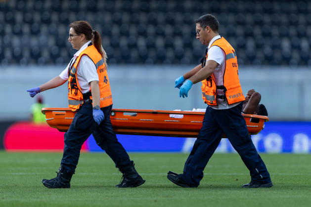 Vitoria SC V FC Arouca - Liga Portugal Betclic Gustavo Silva of Vitoria SC is seen leaving the pitch with an injury during the Vitoria SC versus FC Arouca match for the Liga Portugal Betclic 2026 27 at Estadio Dom Afonso Henriques in Guimaraes, Portugal, on August 8, 2026. Guimaraes Portugal Copyright: xMiguelxLemosx originalFilename:lemos-vitorias260808_np2jZ