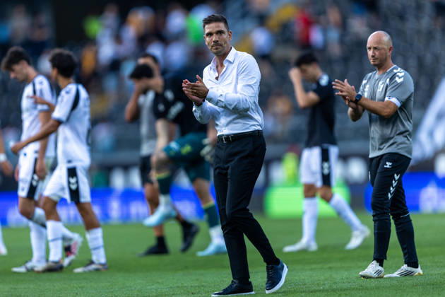 Vitoria SC V FC Arouca - Liga Portugal Betclic Tiago Margarido, head coach of Vitoria SC, is seen thanking fans during the Vitoria SC versus FC Arouca match for the Liga Portugal Betclic 2026 27 season at Estadio Dom Afonso Henriques in Guimaraes, Portugal, on August 8, 2026. Guimaraes Portugal Copyright: xMiguelxLemosx originalFilename:lemos-vitorias260808_npobX
