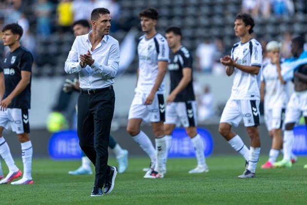 Vitoria SC V FC Arouca - Liga Portugal Betclic Tiago Margarido, head coach of Vitoria SC, is seen thanking fans during the Vitoria SC versus FC Arouca match for the Liga Portugal Betclic 2026 27 season at Estadio Dom Afonso Henriques in Guimaraes, Portugal, on August 8, 2026. Guimaraes Portugal Copyright: xMiguelxLemosx originalFilename:lemos-vitorias260808_npoG8