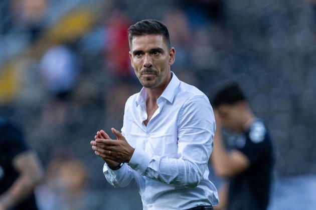 Vitoria SC V FC Arouca - Liga Portugal Betclic Tiago Margarido, head coach of Vitoria SC, is seen thanking fans during the Vitoria SC versus FC Arouca match for the Liga Portugal Betclic 2026 27 season at Estadio Dom Afonso Henriques in Guimaraes, Portugal, on August 8, 2026. Guimaraes Portugal Copyright: xMiguelxLemosx originalFilename:lemos-vitorias260808_npXiP