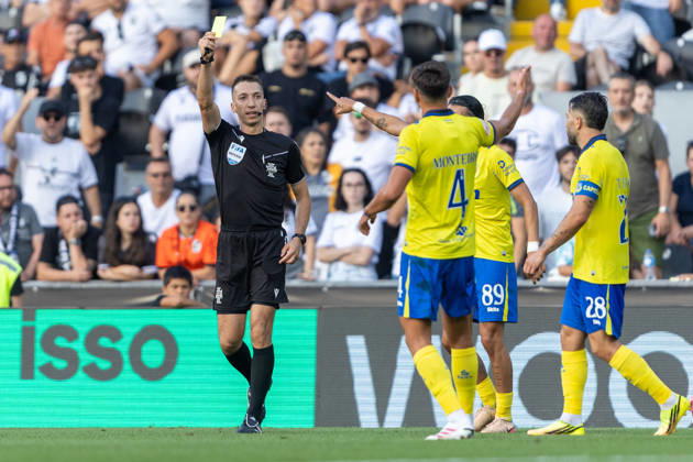 Vitoria SC V FC Arouca - Liga Portugal Betclic Miguel Nogueira, referee of the match, is seen showing a yellow card to Matias Rocha of FC Arouca during the Vitoria SC versus FC Arouca match for the Liga Portugal Betclic 2026 27 at Estadio Dom Afonso Henriques in Guimaraes, Portugal, on August 8, 2026. Guimaraes Portugal Copyright: xMiguelxLemosx originalFilename:lemos-vitorias260808_npHqR