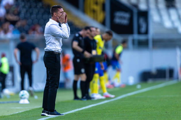 Vitoria SC V FC Arouca - Liga Portugal Betclic Tiago Margarido, head coach of Vitoria SC, is seen reacting to the game during the Vitoria SC versus FC Arouca match for the Liga Portugal Betclic 2026 27 season at Estadio Dom Afonso Henriques in Guimaraes, Portugal, on August 08, 2026. Guimaraes Braga Portugal Copyright: xMiguelxLemosx originalFilename:lemos-vitorias260808_npQiz