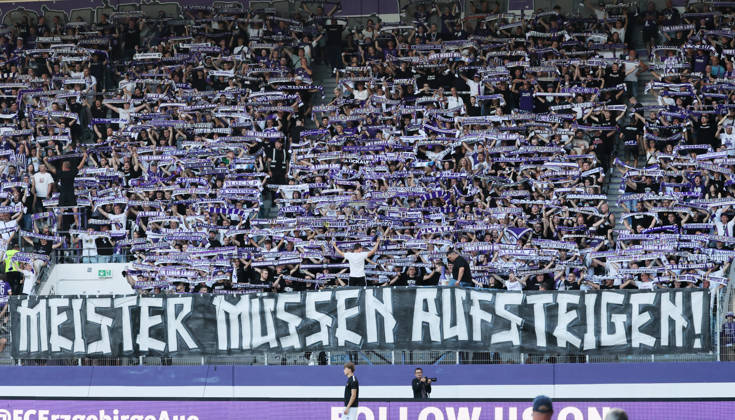 Aue, 06.08.2026, Erzgebirgsstadion, Fußball, Regionalliga, 1.Spieltag FC Erzgebirge Aue vs. Berliner FC Dynamo , Im Bild; Protest gegen die stockenden Bemühungen um die Regionalligareform. Fans von Erzgebirge Aue zeigen ein Transparent. , Nur für journalistische Zwecke. Only for editorial use! , DFB NOFV regulations prohibit any use of photographs as image sequences and or quasi-video. ,