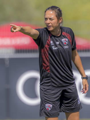 Ingolstadt, Deutschland 11. August 2026: 3. Liga - 2026 2027 - FC Ingolstadt 04 - Training Im Bild: Trainerin Sabrina Wittmann (FCI) gestikuliert auf dem Spielfeld. Trainingsgelände Audi Sportpark Bayern Copyright: xFotostandx xSchäferx