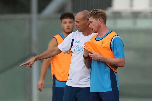 SSC Napoli Training Session Massimiliano Allegri, coach of Napoli, and Kevin De Bruyne of Napoli during a training session on the first day of the preseason camp of SSC Napoli at Stadio Patini in Castel di Sangro, Italy, on August 11, 2025. Castel di Sangro Abruzzo Italy  Copyright: xCiroxDexLucax originalFilename:deluca-sscnapol260811_npOGS
