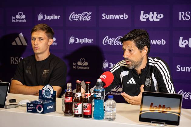 Anderlecht s Danylo Sikan and Anderlecht s head coach Vitor Bruno pictured during a training session of Belgian RSC Anderlecht, Wednesday 12 August 2026 in Brussels, in preparations of the second leg of the third qualifying round for the UEFA Europa League against Greek PAOK. %PHOTOGRAPHER TomxGoyvaerts x183224273x