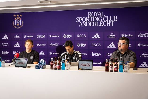 Anderlecht s Danylo Sikan and Anderlecht s head coach Vitor Bruno pictured during a training session of Belgian RSC Anderlecht, Wednesday 12 August 2026 in Brussels, in preparations of the second leg of the third qualifying round for the UEFA Europa League against Greek PAOK. %PHOTOGRAPHER TomxGoyvaerts x183225176x