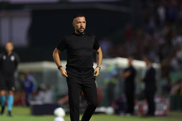 August 15, 2026, Vila Do Conde, Porto, Portugal: VILA DO CONDE, PORTUGAL - AUGUST 15: Francesco Farioli of FC Porto gives instructions from the sideline during the Liga Portugal Betclic 2026 27 match between Rio Ave and FC Porto at Estadio dos Arcos on August 15, 2026 in Vila do Conde, Portugal. Vila Do Conde Portugal - ZUMAe141 20260815_zsp_e141_020 Copyright: xLuisxEirasx