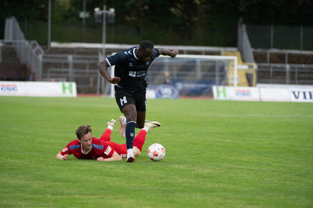15.08.2026, GER, Fussball, Regionalliga Nord, 4.Spieltag, Saison 2026 2027, Oldenburg, Marschwegstadion, VfB Oldenburg vs FC Eintracht Norderstedt am Boden und dem Spieler Anour ADAM ( VfB Oldenburg 5 ) ist weg Oldenburg Marschwegstadion Niedersachsen Deutschland Copyright: xnordphotoxGmbHx xRojahnx