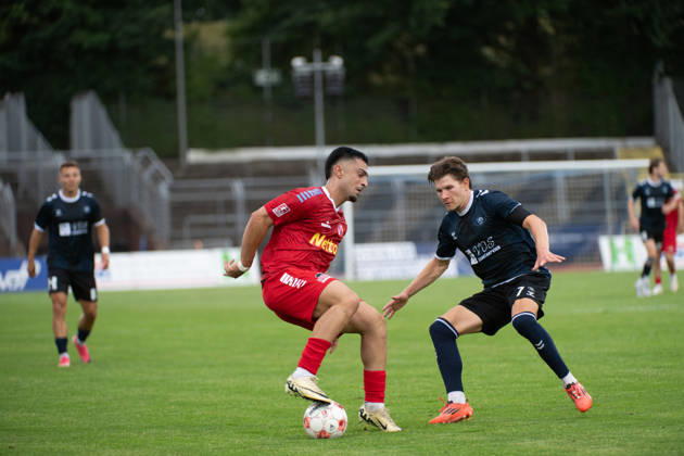 15.08.2026, GER, Fussball, Regionalliga Nord, 4.Spieltag, Saison 2026 2027, Oldenburg, Marschwegstadion, VfB Oldenburg vs FC Eintracht Norderstedt Milad NEJAD ( FC Eintracht Norderstedt 30 ) Vjekoslav TARITAS ( VfB Oldenburg 7 ) Oldenburg Marschwegstadion Niedersachsen Deutschland Copyright: xnordphotoxGmbHx xRojahnx