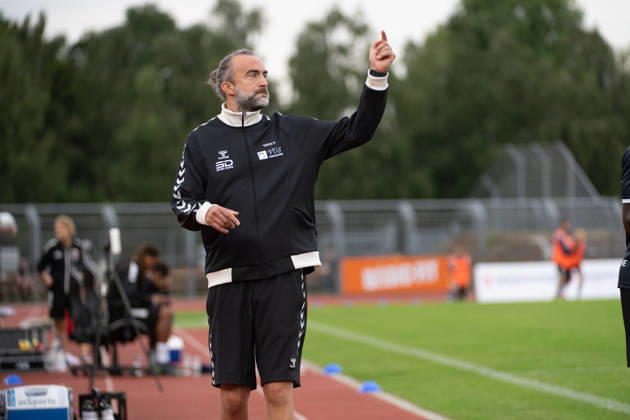 15.08.2026, GER, Fussball, Regionalliga Nord, 4.Spieltag, Saison 2026 2027, Oldenburg, Marschwegstadion, VfB Oldenburg vs FC Eintracht Norderstedt Dario FOSSI ( VfB Oldenburg Trainer Coach ) an der Seite Oldenburg Marschwegstadion Niedersachsen Deutschland Copyright: xnordphotoxGmbHx xRojahnx