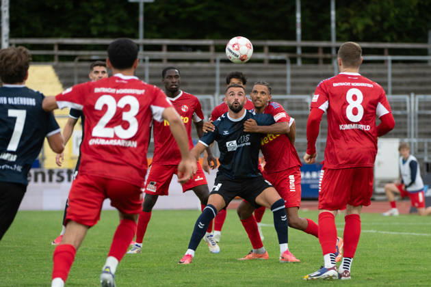 15.08.2026, GER, Fussball, Regionalliga Nord, 4.Spieltag, Saison 2026 2027, Oldenburg, Marschwegstadion, VfB Oldenburg vs FC Eintracht Norderstedt fest im Griff im Starfraum von Eintracht Drilon DEMAJ ( VfB Oldenburg 9 ) Oldenburg Marschwegstadion Niedersachsen Deutschland Copyright: xnordphotoxGmbHx xRojahnx
