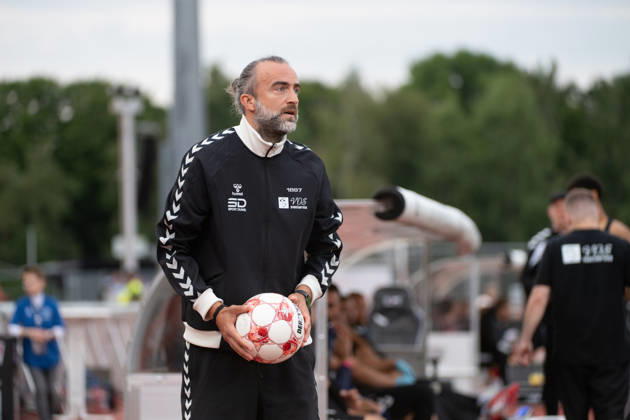 15.08.2026, GER, Fussball, Regionalliga Nord, 4.Spieltag, Saison 2026 2027, Oldenburg, Marschwegstadion, VfB Oldenburg vs FC Eintracht Norderstedt mit dem Ball in der Hand Dario FOSSI ( VfB Oldenburg Trainer Coach ) Oldenburg Marschwegstadion Niedersachsen Deutschland Copyright: xnordphotoxGmbHx xRojahnx