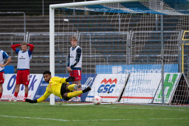 15.08.2026, GER, Fussball, Regionalliga Nord, 4.Spieltag, Saison 2026 2027, Oldenburg, Marschwegstadion, VfB Oldenburg vs FC Eintracht Norderstedt Der Ball von Mats FACKLAM( VfB Oldenburg 29 ) auf dem Weg ins Tor (verwandelter Foulelmeter nach Foul von Lars HUXSOHL ( FC Eintracht Norderstedt 1 ) an Louis HAJDINAJ ( VfB Oldenburg 23 )) Oldenburg Marschwegstadion Niedersachsen Deutschland Copyright: xnordphotoxGmbHx xRojahnx