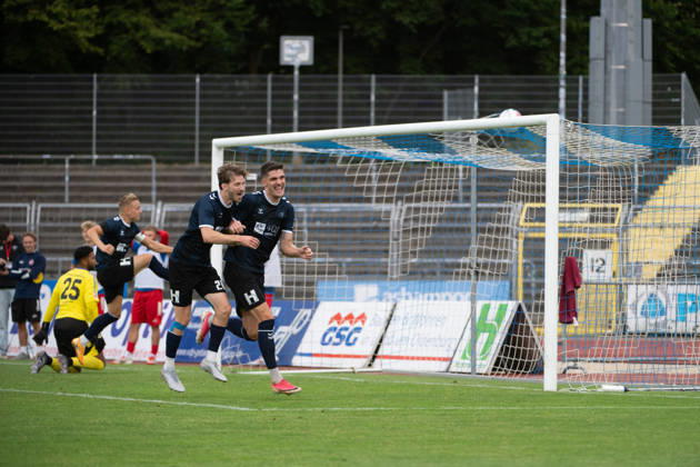15.08.2026, GER, Fussball, Regionalliga Nord, 4.Spieltag, Saison 2026 2027, Oldenburg, Marschwegstadion, VfB Oldenburg vs FC Eintracht Norderstedt tor 4 zu 1 durch Mats FACKLAM( VfB Oldenburg 29 ) jubel bei Marc SCHRÖDER SCHROEDER ( VfB Oldenburg 20) und Kai PRÖGER PROEGER ( VfB Oldenburg 11 ) im Hintergrund Oldenburg Marschwegstadion Niedersachsen Deutschland Copyright: xnordphotoxGmbHx xRojahnx