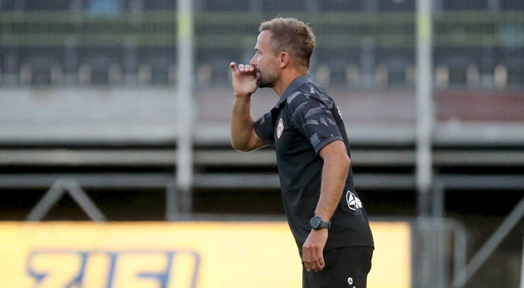 14.08.2026, xfsx, Herren, Fussball, Saison 2026 2027, 3. Liga, 2. Spieltag: FC Wuerzburger Kickers - SV Wehen Wiesbaden v.li.: Trainer Michael Schiele (FC Wuerzburger Kickers) gibt Anweisungen, gestikuliert, mit den Armen gestikulieren, gives instructions, gesticulate, Einzelbild Wuerzburg AKON ARENA Bayern Deutschland