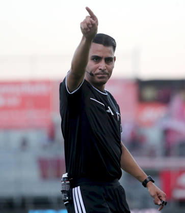 14.08.2026, xfsx, Herren, Fussball, Saison 2026 2027, 3. Liga, 2. Spieltag: FC Wuerzburger Kickers - SV Wehen Wiesbaden v.li.: Schiedsrichter Cengiz Kabalakli gibt Anweisungen, gestikuliert, mit den Armen gestikulieren, gives instructions, gesticulate, Einzelbild Wuerzburg AKON ARENA Bayern Deutschland