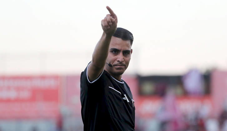 14.08.2026, xfsx, Herren, Fussball, Saison 2026 2027, 3. Liga, 2. Spieltag: FC Wuerzburger Kickers - SV Wehen Wiesbaden v.li.: Schiedsrichter Cengiz Kabalakli gibt Anweisungen, gestikuliert, mit den Armen gestikulieren, gives instructions, gesticulate, Einzelbild Wuerzburg AKON ARENA Bayern Deutschland