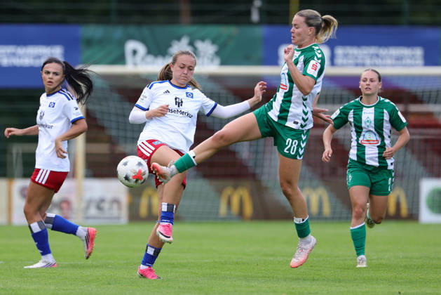 v.li.: Camilla Linberg (Hamburger SV, HSV, 7) und Juliane Wirtz (SV Werder Bremen, 28) im Zweikampf, Duell, Dynamik, Aktion, Action, Spielszene, 16.08.2026, Rotenburg (Wümme) (Deutschland), Fussball, Testspiel Frauen, SV Werder Bremen - Hamburger SV