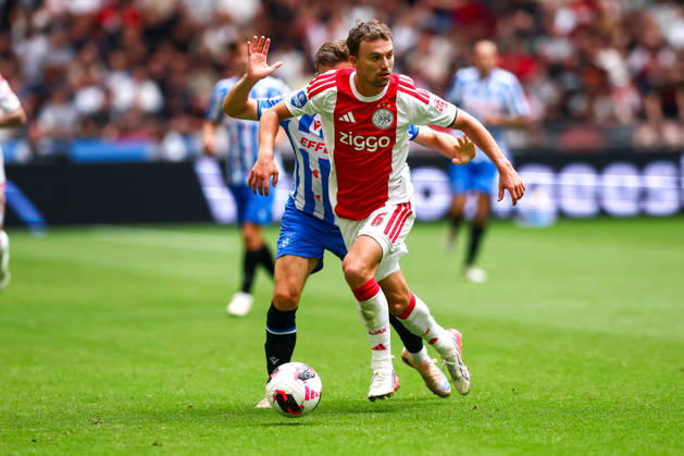 AMSTERDAM, NETHERLANDS - AUGUST 16: Youri Regeer of Ajax, Dylan Vente of sc Heerenveen during the Dutch Eredivisie match between AFC Ajax and SC Heerenveen at Johan Cruyff Arena on August 16, 2026 in Amsterdam, Netherlands.  Copyright: xMTB MBxMediax