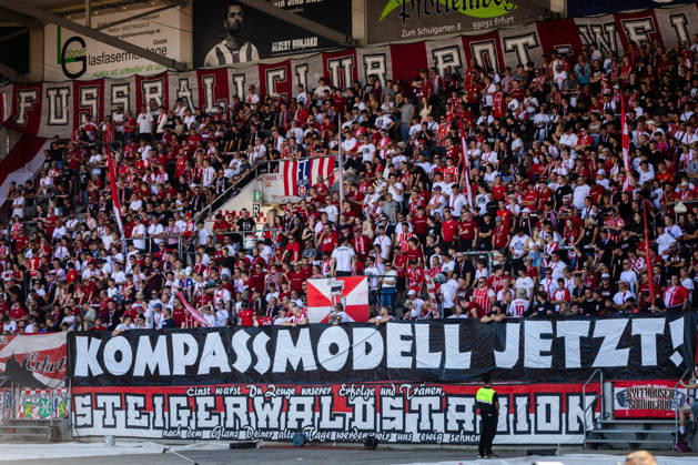 Erfurt , 150826 , Fussball Regionalliga Nordost FC Rot Weiss Erfurt gegen 1.FC Magdeburg U23 im Bild: Erfurter Fans mit Transparent zur Aufstiegsreform , Kompassmodell Jetzt!