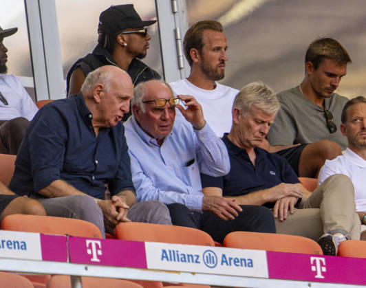 15.08.2026, Fussball Bundesliga 2026 2027, Testspiel Telecom-Cup, FC Bayern München - RB Leipzig, in der Allianz-Arena München, Dieter Hoeness und Ehren-Präsident Uli Hoeneß (FC Bayern München, Hoeness) im Gespräch, oben: Michael Olise (FC Bayern München), Harry Kane (FC Bayern München)