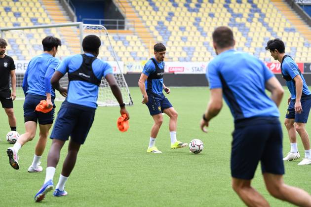 STVV s players pictured in action during a training session of Belgian soccer team Sint-Truidense V.V., Wednesday 19 August 2026 in Sint-Truiden, in preparations of the first leg of the play-off round for the UEFA Europa League league phase, against Cypriot team AC Omonoia Nicosia. JILLxDELSAUX x183761789x