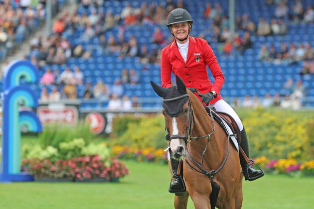 Sophie Hinners (GER, Deutschland) mit Pferd Iron Dames Singclair mit perfekten Ritt, 0 Fehler und zwischenzeitige Führung im 1 Springen der WM, Jubel, Emotion, Winken zu den Fans , Springen, FEI Jumping World Championship, WM, Weltmeisterschaft , Turkish Airlines-Prize, Einzel und Teamwertung, Jumping , AACHEN - FEI World Championships 2026, Weltfest des Pferdesports, Reitsport Weltmeisterschaft 2026, Aachen 2026, Welcome Home 2026, Aachener Soers, 11. bis 23. August 2026, Reitsport, 19.08.2026, Aachen Aachener Soers Deutschland