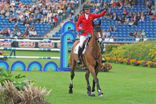 Sophie Hinners (GER, Deutschland) mit Pferd Iron Dames Singclair mit perfekten Ritt, 0 Fehler und zwischenzeitige Führung im 1 Springen der WM, Jubel, Emotion, Winken zu den Fans , Springen, FEI Jumping World Championship, WM, Weltmeisterschaft , Turkish Airlines-Prize, Einzel und Teamwertung, Jumping , AACHEN - FEI World Championships 2026, Weltfest des Pferdesports, Reitsport Weltmeisterschaft 2026, Aachen 2026, Welcome Home 2026, Aachener Soers, 11. bis 23. August 2026, Reitsport, 19.08.2026, Aachen Aachener Soers Deutschland