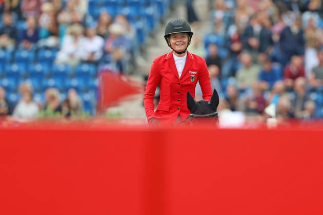 Sophie Hinners (GER, Deutschland) mit Pferd Iron Dames Singclair mit perfekten Ritt, 0 Fehler und zwischenzeitige Führung im 1 Springen der WM, Jubel, Emotion, Winken zu den Fans , Springen, FEI Jumping World Championship, WM, Weltmeisterschaft , Turkish Airlines-Prize, Einzel und Teamwertung, Jumping , AACHEN - FEI World Championships 2026, Weltfest des Pferdesports, Reitsport Weltmeisterschaft 2026, Aachen 2026, Welcome Home 2026, Aachener Soers, 11. bis 23. August 2026, Reitsport, 19.08.2026, Aachen Aachener Soers Deutschland